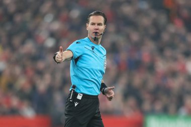 Hakem Danny Makkelie faul yaptı. UEFA Şampiyonlar Ligi sırasında, Lig Sahne Maçı Liverpool - Bayer 04 Leverkusen Anfield, Liverpool, İngiltere, 5 Kasım 2024