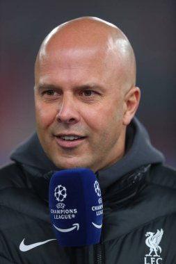 Arne Slot teknik direktörü UEFA Şampiyonlar Ligi, Lig Stage maçı Liverpool-Bayer 04 Leverkusen maçında 5 Kasım 2024 'te Anfield, Liverpool, İngiltere' de yaptığı bir söyleşide bir konuşma yaptı.