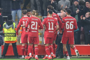 Liverpool 'dan Luis Daz, UEFA Şampiyonlar Ligi, Lig Stage maçı, Liverpool - Bayer 04 Leverkusen maçında takım arkadaşları ile Anfield, Liverpool, Birleşik Krallık' ta 5 Kasım 2024 'te yaptığı maçı kutluyor.