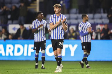Sheffield 'li Michael Smith, 5 Kasım 2024' te İngiltere 'nin Sheffield kentinde Çarşamba günü oynanan ve Sheffield' ın Norwich City 'e karşı oynadığı maçtan sonra taraftarları alkışlıyor.