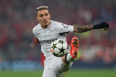 Bayer Leverkusen takımından Alex Grimaldo, UEFA Şampiyonlar Ligi, Lig Stage maçı Liverpool-Bayer 04 Leverkusen maçında 5 Kasım 2024 'te Anfield, Liverpool, İngiltere' de topu kontrol ediyor.
