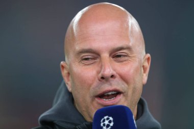 Arne Slot teknik direktörü UEFA Şampiyonlar Ligi, Lig Stage maçı Liverpool-Bayer 04 Leverkusen maçında 5 Kasım 2024 'te Anfield, Liverpool, İngiltere' de yaptığı bir söyleşide bir konuşma yaptı.
