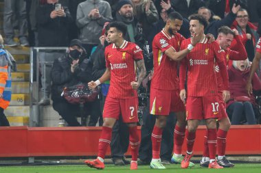 Liverpool 'dan Luis Daz, UEFA Şampiyonlar Ligi, Lig Stage maçı, Liverpool - Bayer 04 Leverkusen maçında takım arkadaşları ile Anfield, Liverpool, Birleşik Krallık' ta 5 Kasım 2024 'te yaptığı maçı kutluyor.