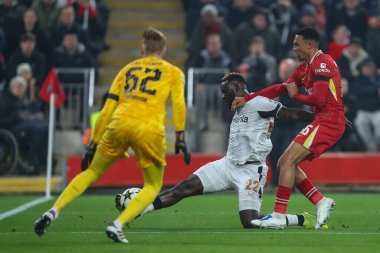 Bayer Leverkusen 'den Victor Boniface, Liverpool Şampiyonlar Ligi, Lig Sahnesi Liverpool Bayer 04 Leverkusen maçında Liverpool' lu Trent Alexander-Arnold 'un 5 Kasım 2024' te Anfield, Liverpool 'da attığı golle şutunu atıyor.