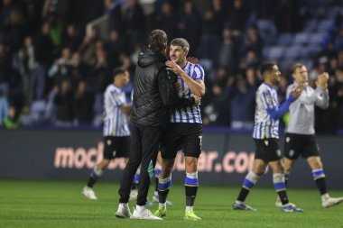 Sheffield Wednesday 'in Danny Rhl teknik direktörü Sheffield' li Callum Paterson 'ı, 5 Kasım 2024' te Sheffield Wednesday 'in Norwich City' e karşı oynadığı maçtan sonraki Çarşamba günü kucaklıyor.