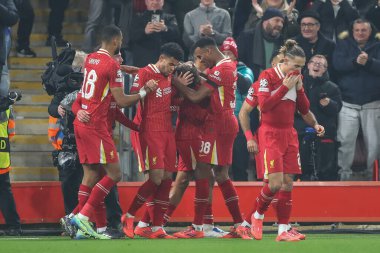 Liverpool 'dan Luis Daz, UEFA Şampiyonlar Ligi, Lig Stage maçı, Liverpool - Bayer 04 Leverkusen maçında takım arkadaşları ile Anfield, Liverpool, Birleşik Krallık' ta 5 Kasım 2024 'te yaptığı maçı kutluyor.