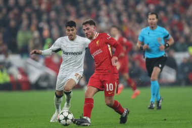 Liverpool 'dan Alexis Mac Allister, Bayer Leverkusen' in Exequiel Palacios 'u olarak UEFA Şampiyonlar Ligi, Lig Sahne Maçı' nda Liverpool Bayer 04 Leverkusen 'e karşı Anfield, Liverpool, İngiltere' de 5 Kasım 2024 'de oynanan maçta baskı yapıyor.