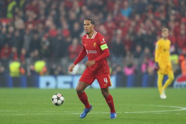 Liverpool 'dan Virgil van Dijk topu UEFA Şampiyonlar Ligi, Lig Sahne Maçı' nda Liverpool Bayer 04 Leverkusen 'e karşı Anfield, Liverpool, Birleşik Krallık' ta 5 Kasım 2024