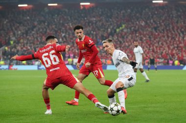 Liverpool 'dan Trent Alexander-Arnold, Bayer Leverkusen takımından Alex Grimaldo' yu UEFA Şampiyonlar Ligi 'nde, Lig Stage maçı Liverpool' a karşı Bayer 04 Leverkusen maçında Anfield, Liverpool, Birleşik Krallık 'ta 5 Kasım 2024' te faul yaptı.
