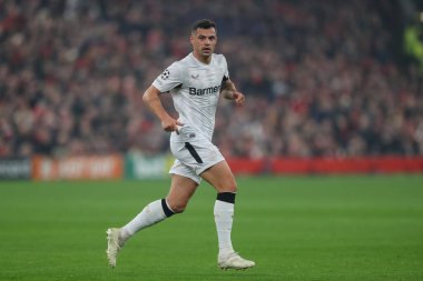 Bayer Leverkusen 'den Granit Xhaka UEFA Şampiyonlar Ligi, Lig Sahnesi maçı Liverpool' a karşı Bayer 04 Leverkusen Anfield, Liverpool, Birleşik Krallık 'ta, 5 Kasım 2024