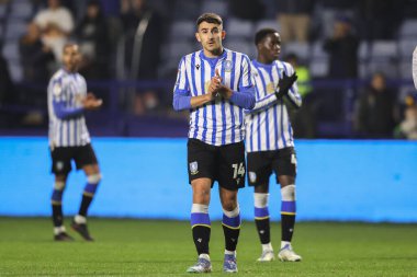 Sheffield 'li Pol Valentn Çarşamba günü, 5 Kasım 2024' te İngiltere 'nin Sheffield kentinde oynanan ve Çarşamba günü oynanan Sky Bet Şampiyonası maçından sonra taraftarları alkışlıyor.