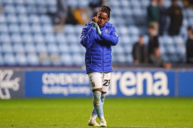 Coventry City 'den Brandon Thomas-Asante, 6 Kasım 2024 tarihinde Coventry Building Society Arena, Coventry, İngiltere' de oynanan Coventry City - Derby County maçından sonra ev sahibi taraftarları alkışlıyor.