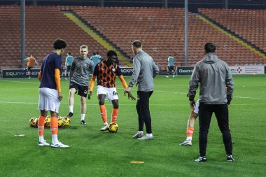Blackpool 'dan OluChukwu Nwankwo ve Blackpool' dan Richard Keogh Bristol Street Motors Kupası karşılaşmasında Blackpool - Liverpool U21 maçında Blackpool Road, Blackpool, İngiltere, 6 Kasım 2024 'te oynanan maç öncesi ısınma antrenörlüğünde ilk takım koçu. 