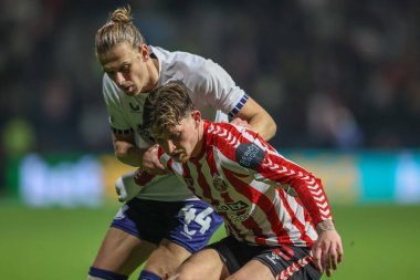 Sunderland 'dan Dennis Cirkin, Preston North End' den Brad Potts 'u 6 Kasım 2024' te Deepdale, Preston, İngiltere 'de Preston North End-Sunderland maçında durdurdu.