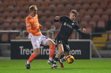 Blackpool 'dan Theo Upton ve Liverpool' dan Tyler Morton Bristol Street Motors Kupası karşılaşmasında Liverpool U21 'e karşı Bloomfield Road, Blackpool, Birleşik Krallık' ta 6 Kasım 2024 'te mücadele ettiler.