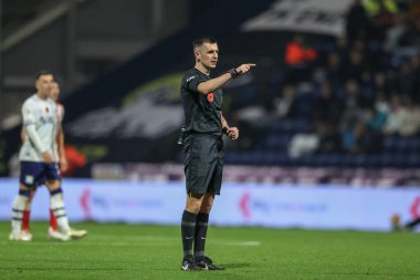 Hakem Lewis Smith, 6 Kasım 2024 'te İngiltere' nin Deepdale kentinde oynanan Preston North End-Sunderland maçında talimat verdi.