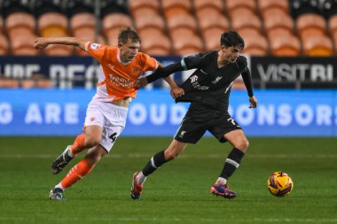 Blackpool 'dan Theo Upton ve Liverpool' dan James Norris Bristol Street Motors Kupası karşılaşmasında Liverpool U21 'e karşı Bloomfield Road, Blackpool, Birleşik Krallık' ta 6 Kasım 2024 'te mücadele ettiler.