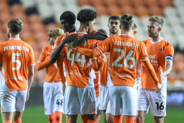 Blackpool takımından Takudzwa Gwanzura, Bristol Street Motors Kupası 'nda Blackpool-Liverpool U21 maçında 6 Kasım 2024' te Bloomfield Road, Blackpool 'da penaltısını kaçırdıktan sonra takım arkadaşlarının yanında.
