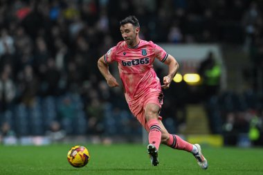 Stoke City 'den Enda Stevens, 6 Kasım 2024' te Ewood Park, Blackburn 'de oynanan Blackburn Rovers-Stoke City maçında topla forvete giriyor.
