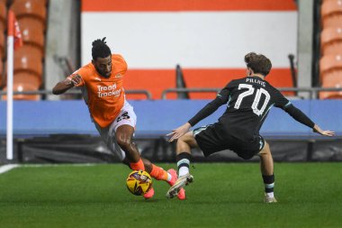 Blackpool 'dan Dominic Thompson Liverpool' lu Tommy Pilling 'i 6 Kasım 2024' te Bloomfield Road, Blackpool, İngiltere 'de oynanan Bristol Street Motors Kupası karşılaşmasında geçti.