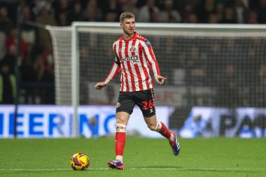 Sunderland 'dan Chris Mepham takımına 6 Kasım 2024' te Deepdale, Preston, İngiltere 'de Preston North End - Sunderland maçında talimat veriyor.