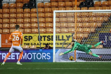 Blackpool 'dan Zac Ashworth, Bristol Street Motors Kupası' nda Liverpool 'lu Harvey Davies' e karşı Liverpool U21 maçında 6 Kasım 2024 'te Bloomfield Road, Blackpool' da penaltı attı.
