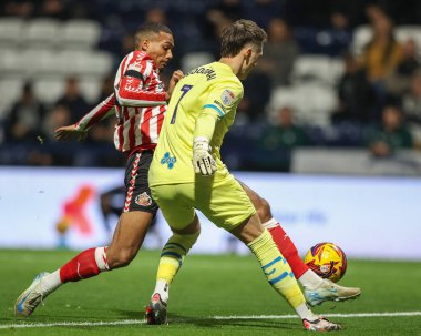 Preston North End 'den Freddie Woodman topu Sunderland' li Wilson Isidor 'un baskısı altında 6 Kasım 2024' te Deepdale, Preston, İngiltere 'de Preston North End Sunderland' e karşı oynadığı Sky Bet Şampiyonası maçında pas verdi.