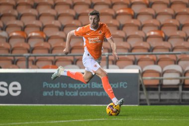 Blackpool 'dan Jake Beesley topu Bristol Street Motors Kupası' nda Liverpool U21 'e karşı Bloomfield Road, Blackpool, İngiltere' de 6 Kasım 2024 'te atıyor.