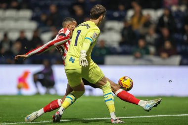 Preston North End 'den Freddie Woodman topu Sunderland' li Wilson Isidor 'un baskısı altında 6 Kasım 2024' te Deepdale, Preston, İngiltere 'de Preston North End Sunderland' e karşı oynadığı Sky Bet Şampiyonası maçında pas verdi.