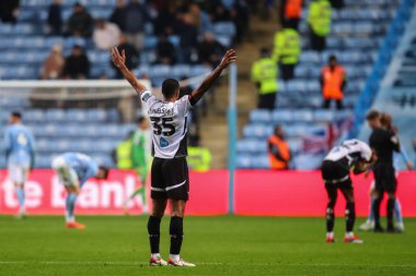 Derby County 'den Curtis Nelson, Coventry Building Society Arena, Coventry, İngiltere' de 6 Kasım 2024 'te oynanan Sky Bet Şampiyonası maçında takımının kazanmasını kutluyor.