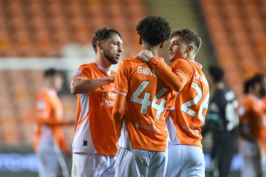 Takudzwa Gwanzura, Bristol Street Motors Kupası 'nda 6 Kasım 2024' te Bloomfield Road, Blackpool 'da Liverpool U21' e karşı oynadığı penaltıyı kaçırdıktan sonra Blackpool 'lu Matt Pennington ve Zac Ashworth tarafından teselli edildi.