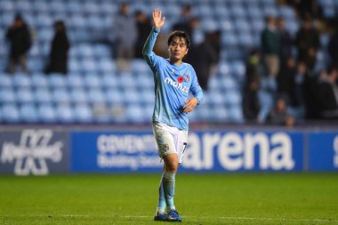Coventry City 'den Tatsuhiro Sakamoto, Coventry Building Society Arena, Coventry, İngiltere' de oynanan Sky Bet Şampiyonası maçından sonra taraftarlarına el sallıyor.