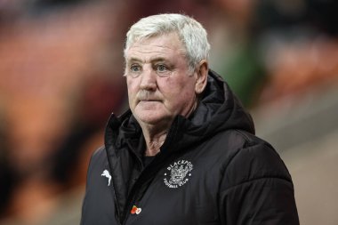 Blackpool 'un baş antrenörü Steve Bruce, Bristol Street Motors Kupası maçında Liverpool U21' e karşı Bloomfield Road, Blackpool, 6 Kasım 2024 'te seyrediyor.