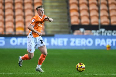 Blackpool 'dan Ryan Finnigan, 6 Kasım 2024' te Bloomfield Road, Blackpool, İngiltere 'de oynanan Bristol Street Motors Kupası karşılaşmasında topla bir çıkış yaptı.