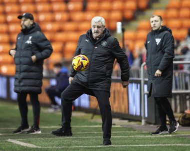 Blackpool 'un baş antrenörü Steve Bruce, 6 Kasım 2024' te Bloomfield Road, Blackpool 'da Liverpool U21' e karşı oynanan Bristol Street Motors Kupası karşılaşmasında topu kontrol ediyor.