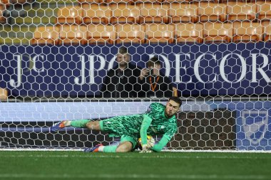 Liverpool 'dan Harvey Davies, Blackpool' dan Takudzwa Gwanzura 'dan ceza indiriyor, Liverpool Bristol Street Motors Kupası' nda Blackpool Liverpool U21 'e karşı 6 Kasım 2024' te Bloomfield Road, Blackpool, İngiltere 'de oynanan karşılaşmada penaltıları kazandı.