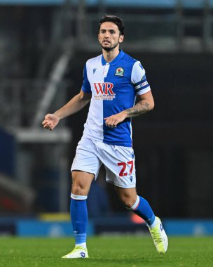 Blackburn Rovers takımından Lewis Travis 6 Kasım 2024 'te Blackburn, İngiltere' de Blackburn Park 'ta Blackburn Rovers' ın Stoke City 'e karşı oynadığı maçta