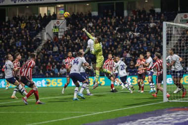 Preston North End 'den Freddie Woodman, 6 Kasım 2024 Deepdale, Preston, Birleşik Krallık' ta Preston North End Sunderland 'e karşı oynanan Sky Bet Şampiyonası maçında topu açık bir şekilde atıyor.