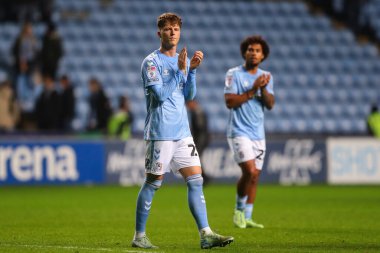 Coventry City 'den Victor Torp, Coventry Building Society Arena, Coventry, İngiltere, 6 Kasım 2024' te oynanan Sky Bet Şampiyonası maçından sonra ev sahiplerini alkışlıyor.