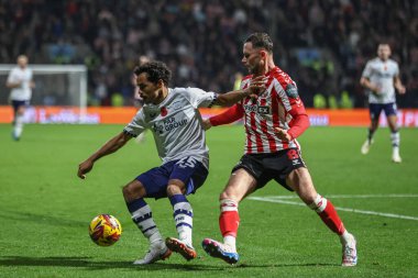 Preston North End 'den Duane Holmes ve Sunderland' den Alan Browne 6 Kasım 2024 'te Deepdale, Preston, İngiltere' de oynanan Sky Bet Şampiyonası maçında top için mücadele ettiler.