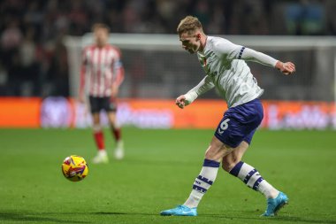 Preston North End 'den Liam Lindsay 6 Kasım 2024' te İngiltere 'nin Deepdale kentinde oynanan Preston North End-Sunderland maçında pas veriyor.