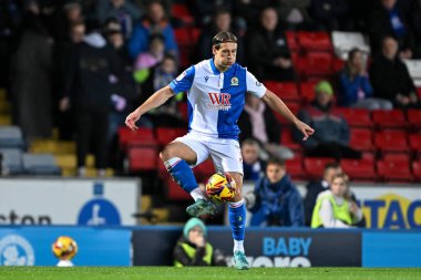 Blackburn Rovers takımından Callum Brittain topu 6 Kasım 2024 'te Ewood Park, Blackburn' de oynanan Blackburn Rovers-Stoke City maçında kontrol altına aldı.