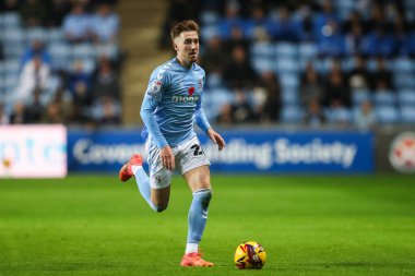 Coventry City 'den Josh Eccles, Coventry Building Society Arena, Coventry, İngiltere, 6 Kasım 2024' te Coventry City 'ye karşı oynanan Gökyüzü İddia Şampiyonası karşılaşmasında topu aldı.
