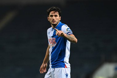 Blackburn Rovers takımından Lewis Travis 6 Kasım 2024 'te Blackburn, İngiltere' de Blackburn Park 'ta Blackburn Rovers' ın Stoke City 'e karşı oynadığı maçta