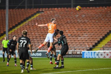 Blackpool 'dan Matt Pennington, 6 Kasım 2024' te Bloomfield Road, Blackpool 'da Liverpool U21' e karşı oynanan Bristol Street Motors Kupası 'nda kaleye doğru ilerliyor.