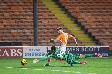 Blackpool 'dan Jake Beesley, 6 Kasım 2024' te Bloomfield Road, Blackpool, Birleşik Krallık 'ta oynanan Bristol Street Motors Kupası karşılaşmasında postanın hemen üzerinde çekim yapıyor.