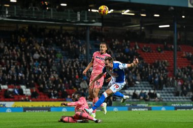 Blackburn Rovers takımından Ryan Hedges, Stoke City 'li Junior Tchamadeu' nun 6 Kasım 2024 'te Ewood Park, Blackburn' de oynanan Blackburn Rovers-Stoke City maçında attığı şutla engellendi.