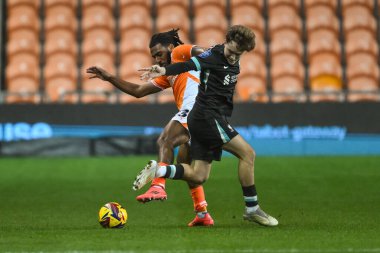 Blackpool 'dan Dominic Thompson ve Liverpool' dan Tommy Pilling Bristol Street Motors Kupası karşılaşmasında Liverpool U21 'e karşı Bloomfield Road, Blackpool, Birleşik Krallık' ta 6 Kasım 2024 'te mücadele ettiler.