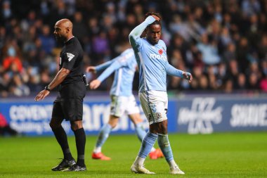 Coventry City 'den Brandon Thomas-Asante, 6 Kasım 2024 tarihinde Coventry Building Society Arena, Coventry, İngiltere' de oynanan Gökyüzü İddia Şampiyonası maçında kaçırılan gollere tepki gösterdi.