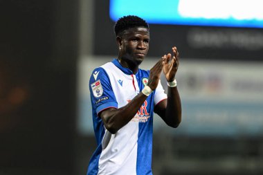 Blackburn Rovers takımından Makhtar Gueye, 6 Kasım 2024 'te İngiltere' nin Blackburn kentinde oynanan Blackburn Rovers-Stoke City maçında taraftarları tam zamanlı olarak alkışlıyor.